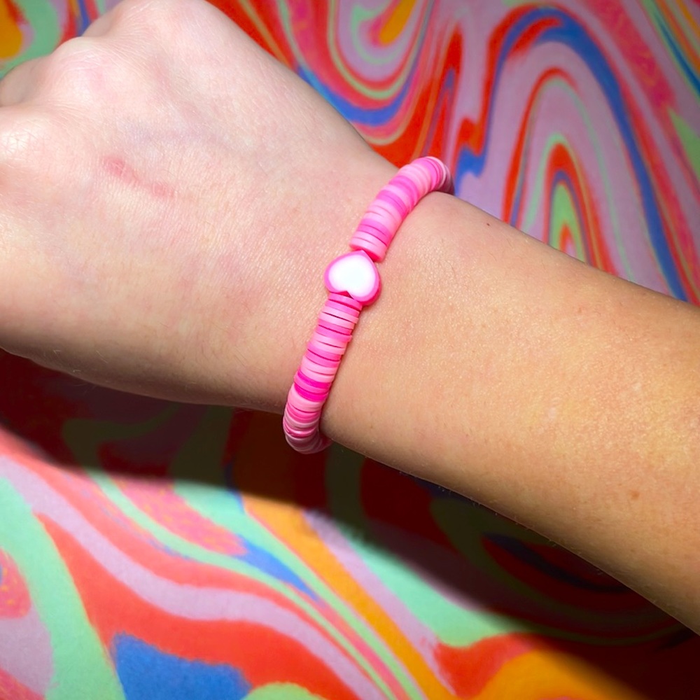 Light and dark pink beaded bracelet with faded pink heart in the middle⭐️✨